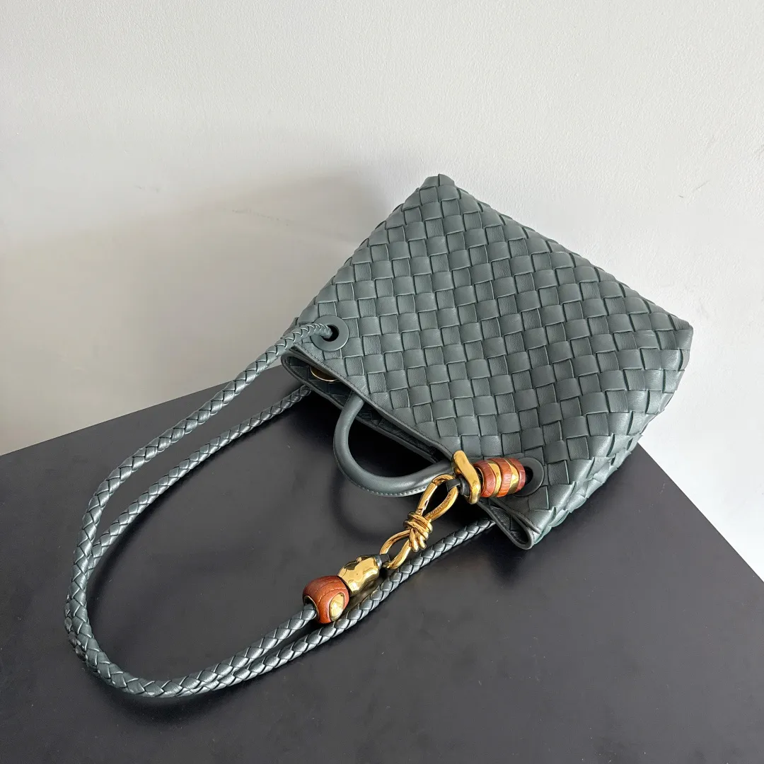The new Andiamo batch of 3060 BV is shipped‼ ️The classic intercciato weaving process is used to create a soft bag, the metal knot is made of micro-cast aluminum using jewelry technology🪢, and the decorative beads are made of metal and hand-polished oak, allowing you to jump repeatedly between elegance and fun💃, making it unpredictable. Classic and versatile, it shows off your temperament, and the bag has a large capacity, making it very convenient for daily commuting! It has a variety of carrying methods, the shoulder straps can be adjusted by yourself, the original lambskin feels soft and delicate, and the unisex style breaks gender boundaries and brings a more practical and long-lasting use experience. The Andiamo, which has both elegant and casual styles, perfectly interprets the "fashionable old money style". Style number: 743568+wood hardware Color: dark green Size: 25*22*10.5cm